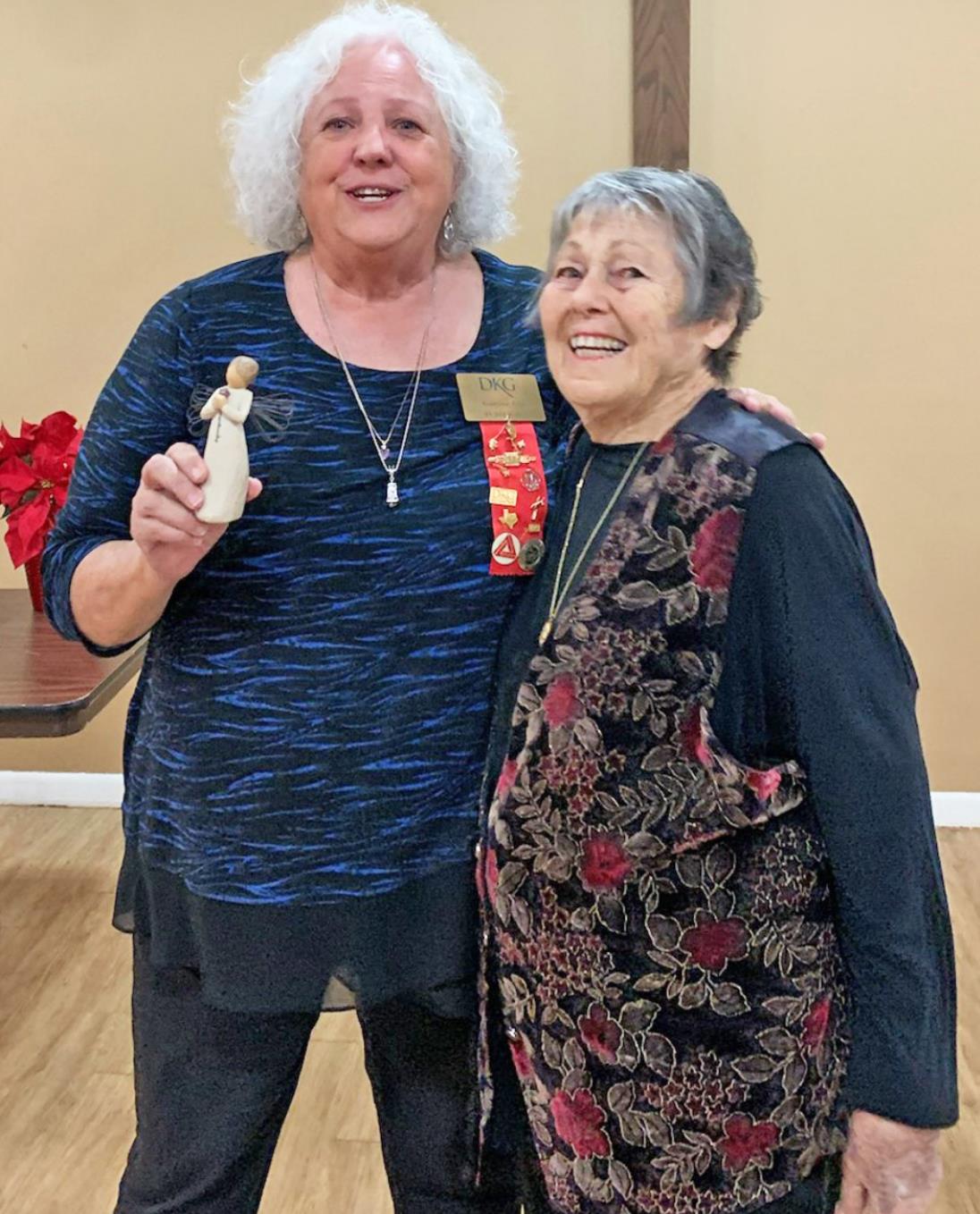 Debbi Ball of Spur presented the Gamma Eta Angel to Chelsea Read of Matador. | COURTESY PHOTO