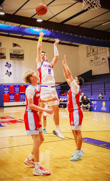 TWO IN THE PAINT Senior Carson Tucker drives the lane against the Borden County Coyotes at home Dec. 4. | DEY LANE