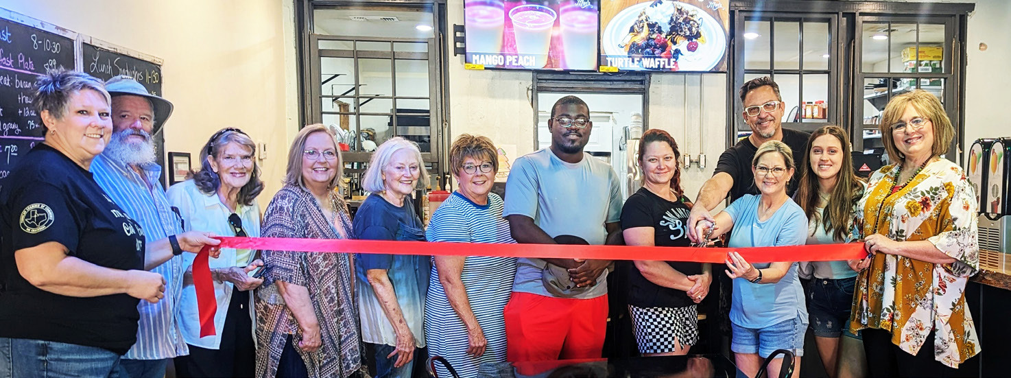RIBBON CUTTING The Paducah Chamber held a Red Ribbon Cutting for Mac’s PTX June 24. The café’s chefs served guests signature food and drink samples. From left: Chamber vice president Jody Piper; chamber members Glyn Carson, Jimmye Taylor, Lindy Osburn, Kathy Ritter, Suzanne Paschall, Keemy Mackey, Elissa Flemons; café owners Kevin and Jana McCreary, Hannah McCreary; Chamber president DelisaPiper. |COURTESYPHOTO