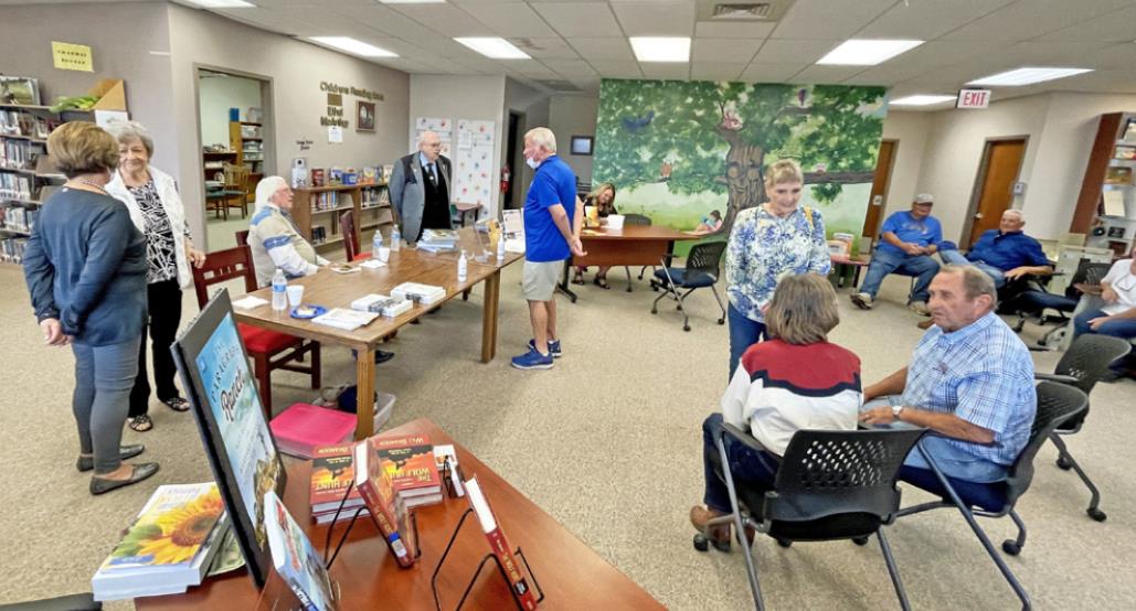 Potts takes part in Spur library Meet the Authors event