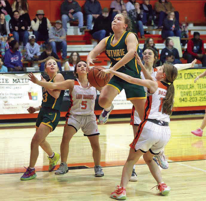 TheHighway83rivalrybetween Guthrie and Paducah gave both fan bases something to cheer about January10whenthetwoteamsmetontheDragons’ homecourtlast week. See story, page 6. | GUTHRIEYEARBOOK PHOTO