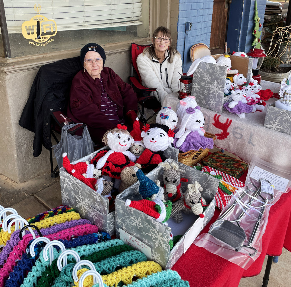 Last week the holidays kicked off in Motley County with late night shopping. Downtown stores were open all evening and area artisans set up booths around the downtown.Alightedparade,theGrinchandotherSeusscharacters appeared at the Motley County Library and Santa and Mrs. Claus greetedyoungstersatthecourthousegazebo.|CAPROCKCOURIER PHOTOS