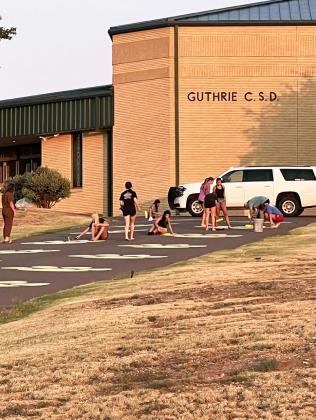 GCSD students paint paw prints up Jaguar Hill