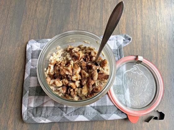 GRAB ’N’ GO BREAKFAST The concept for overnight oats is to place your oats, and other ingredients you might like, into a jar and cover with milk. Cover the jar and let set overnight in the fridge. The next morning, it’s ready to eat. | ANGELINA LARUE PHOTO