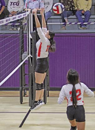 PADUCAH VOLLEYBALL The Paducah Lady Dragons volleyball team fell in straight sets Saturday to Benjamin, the #3 team in the state. | MARIA RAMIREZ PHOTO