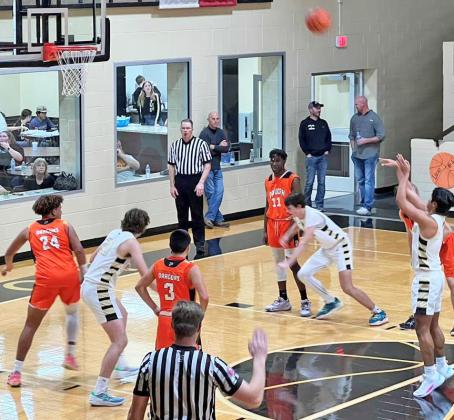 DRAGONSFALL The Paducah boys’basketball team lost last week 75-23 on the road to the Jayton Jaybirds, who are ranked #2 in the state. | COURTESY PHOTO
