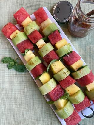FRUITY FLAVOR The delectable flavors of melon and mango are set off by crisp cucumber slices in this ap-“peel”-ing summer dish. | ANGELINA LARUE photo