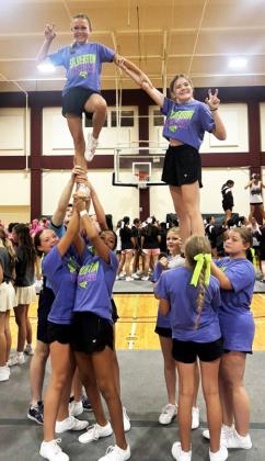 Silverton cheerleaders