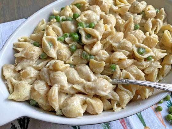 ENGLISH OR GREEN—whatever you call them, they’re delicious served with pasta and a creamy, cheesy sauce. ANGELINA LARUE PHOTO