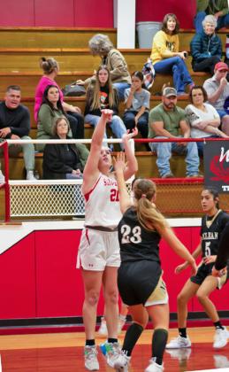 BENTLEE GAMBLE DRAINS 2 POINTS from the short corner inthefaceofaMcleandefender.