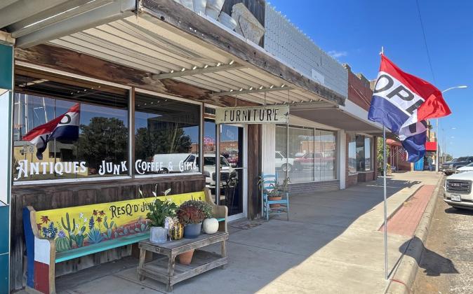 SPOTLIGHT ON ME &amp; B’S SHOP &amp; COFFEE, MATADOR