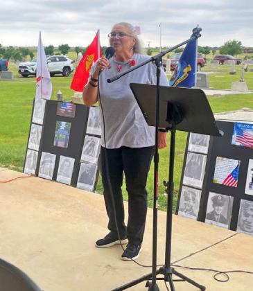 DOTTIE POWERS led the national anthem and “God BlessAmerica”fortheMemorial Day ceremony in Silverton. | WYLIE BOMAR PHOTOS