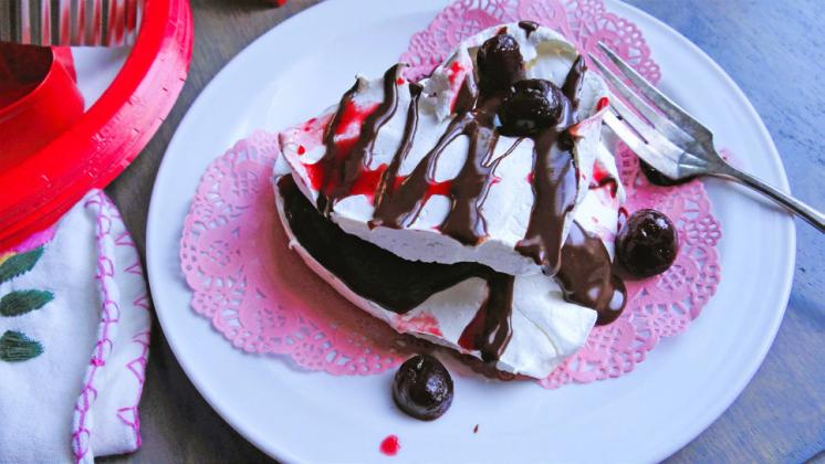 HOMEMADEMARSHMALLOWS canalsobeusedasadessertallon their own or served on a plate with a drizzle of chocolate sauce and topped with strawberries or cherries. | ANGELINA LaRUE PHOTO