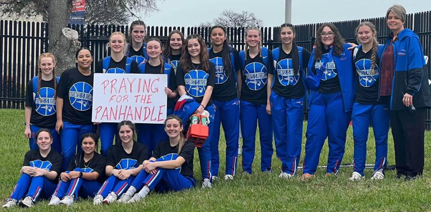 CARING CHAMPIONS After winning the state semifinal basketball game, theValley Lady Patriots team and coaches sent out a message of support for the Panhandle towns fighting wildfires throughout the week. SEE SPOTLIGHTONSTATEBASKETBALL, PAGE 9 | COURTESY PHOTO