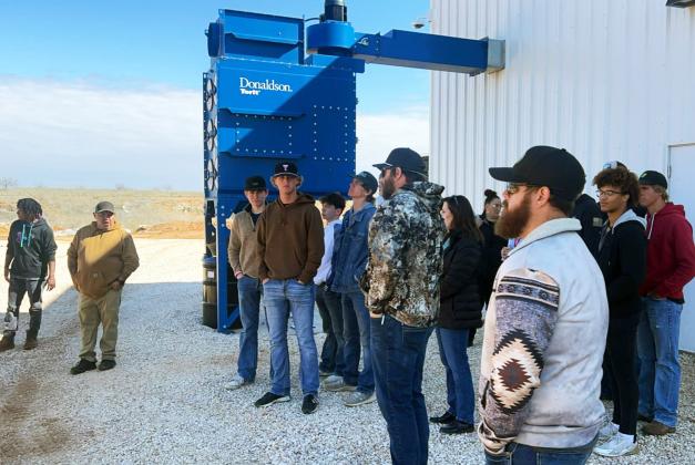 VALLEY BITCOINTOUR TheValley High School senior boys toured the Galaxy Digital plant at Dickens last week. This bitcoin mining facility is one of the area’s largest employers and brings jobs with competitivecompensation,benefitsandskilledworkforcetrainingtotheregion. | COURTESYPHOTOS