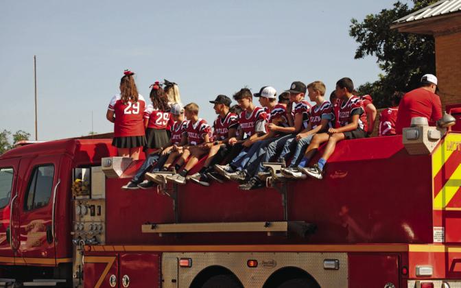 MATADORS, MAVERICKS AFLOAT The Motley County Matadors, Mavericks and cheerleaders came out Saturday to show their community support in the 100th Anniversary Motley-Dickens Old Settlers Reunion and Rodeo parade in Roaring Springs. | PAUL ROBERTS, CAPROCK COURIER PHOTOS