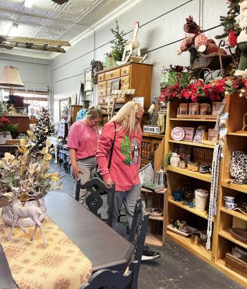 CHRISTMAS IN MATADOR Last week the holidays kicked off in Motley County with late night shopping. Downtown stores were open all evening and area artisans set up booths around the downtown. A lighted parade, the Grinch and other Seuss characters appeared at the Motley County Library and Santa and Mrs. Claus greeted youngsters at the courthouse gazebo. | CAPROCK COURIER PHOTOS