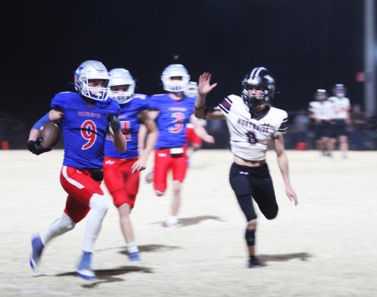 THOMPSON FOR SIX Patriot senior Kacen Thompson runs the ball in for six points against the Northside Indians in the Bi-DistrictChampionshipgame last Friday night. | VALLEY YEARBOOK