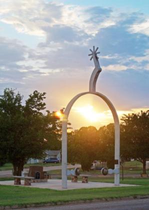 SUNSET ON THE SPUR Spur’s 25-foottall spur sculpture in its Dyess Park, crafted by local welder John Grusendorf, was created for the city’s centennial in 2009. | THE TEXAS SPUR