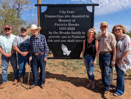 BROOKSDEDICATION Paducahcitizenswereonhandinmid-Aprilfordedicationofanew“CityGate” honoring new gas service to the city and remembering the late Patricia Brooks. | PADUCAH POST
