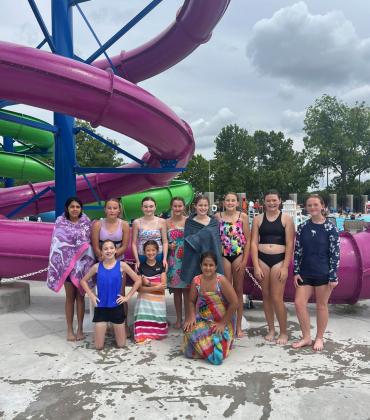 2025–26JUNIORHIGHLADYPATRIOTS foundtimeforfuninthesunbetweengameswhilecompeting at the Elk City, Oklahoma basketball team camp June 10–12. | COURTESY PHOTO
