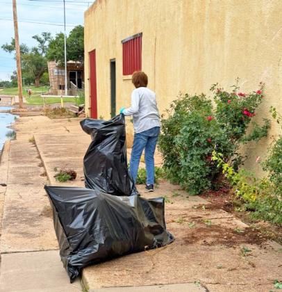 QUITAQUECLEANUP We theWomen held a Main Street cleanup day as members of the community volunteered their time and efforts. | COURTESY PHOTO BY ANGELA FARLEY