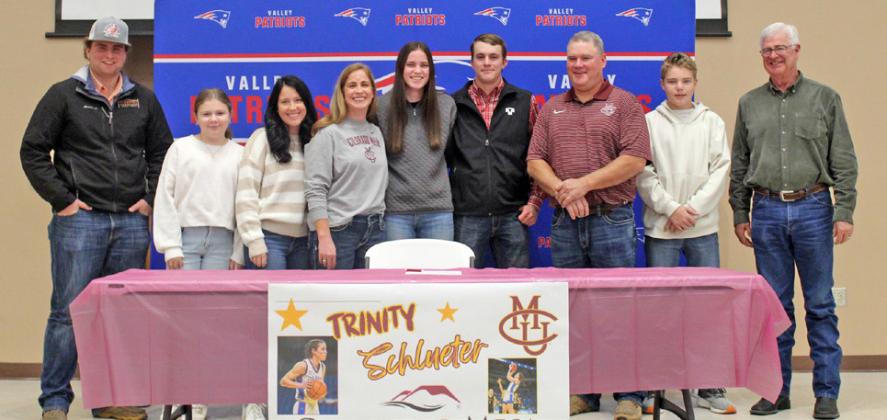 SUPPORTIVE FAMILY Trinity Schlueter’s extended family attended her signing event, including, from left, Tucker Schlueter, Hannah Dewbre, Sarah Dewbre, Cynthia Schlueter, Trinity Schlueter, Sawyer Francis, Shad Schlueter, Charlie Dewbre and Jim Martin. | COURTESY PHOTO
