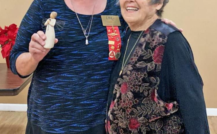 Debbi Ball of Spur presented the Gamma Eta Angel to Chelsea Read of Matador. | COURTESY PHOTO