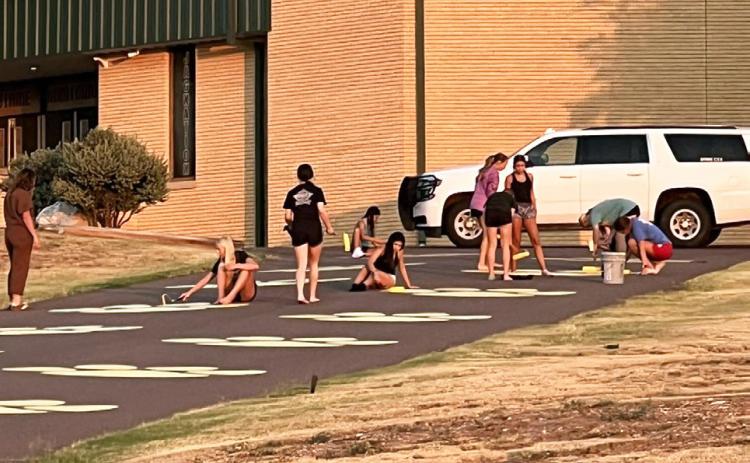 GCSD students paint paw prints up Jaguar Hill