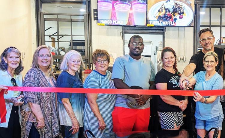 RIBBON CUTTING The Paducah Chamber held a Red Ribbon Cutting for Mac’s PTX June 24. The café’s chefs served guests signature food and drink samples. From left: Chamber vice president Jody Piper; chamber members Glyn Carson, Jimmye Taylor, Lindy Osburn, Kathy Ritter, Suzanne Paschall, Keemy Mackey, Elissa Flemons; café owners Kevin and Jana McCreary, Hannah McCreary; Chamber president DelisaPiper. |COURTESYPHOTO