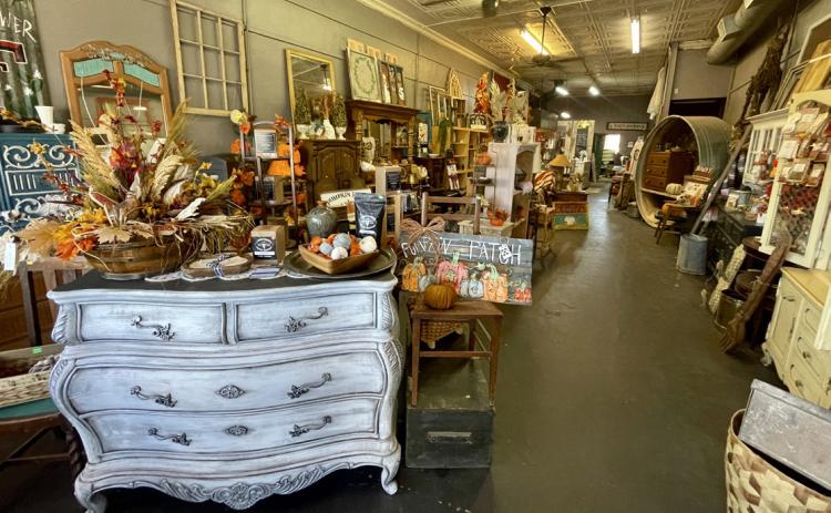 SPOTLIGHT ON ME & B’S SHOP & COFFEE, MATADOR