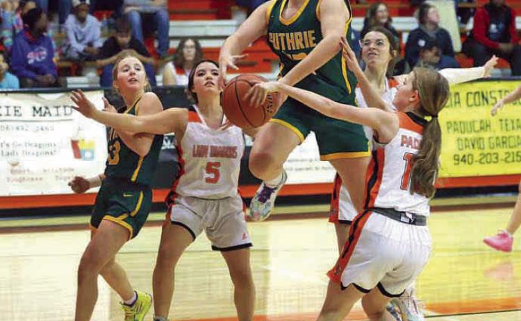 TheHighway83rivalrybetween Guthrie and Paducah gave both fan bases something to cheer about January10whenthetwoteamsmetontheDragons’ homecourtlast week. See story, page 6. | GUTHRIEYEARBOOK PHOTO