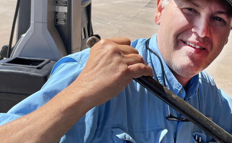 SILVERTON OIL-IVERSARY Jim Estes and his family have operated Silverton Oil, one of the last full-service stations in the Texas Panhandle, for fifty years. | BARBARA BRANNON, CAPROCK COURIER
