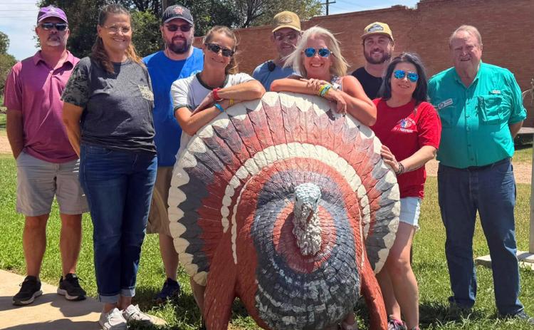 TENTHOUSANDFORTURKEY Leaders in the City ofTurkey turned out to express their thanks to the Texas Panhandle 100 Club for donations to its volunteer fire department. Other communities benefited as well; see pages 4, 6. | COURTESY PHOTOs