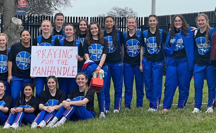 CARING CHAMPIONS After winning the state semifinal basketball game, theValley Lady Patriots team and coaches sent out a message of support for the Panhandle towns fighting wildfires throughout the week. SEE SPOTLIGHTONSTATEBASKETBALL, PAGE 9 | COURTESY PHOTO