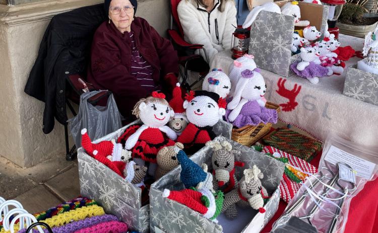 Last week the holidays kicked off in Motley County with late night shopping. Downtown stores were open all evening and area artisans set up booths around the downtown.Alightedparade,theGrinchandotherSeusscharacters appeared at the Motley County Library and Santa and Mrs. Claus greetedyoungstersatthecourthousegazebo.|CAPROCKCOURIER PHOTOS