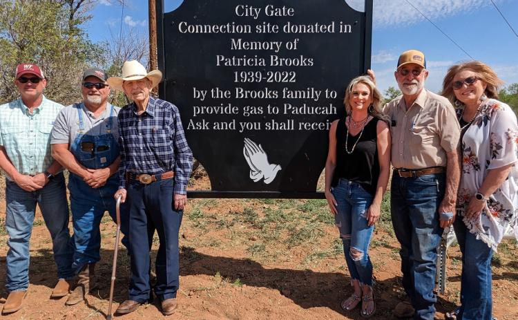 BROOKSDEDICATION Paducahcitizenswereonhandinmid-Aprilfordedicationofanew“CityGate” honoring new gas service to the city and remembering the late Patricia Brooks. | PADUCAH POST