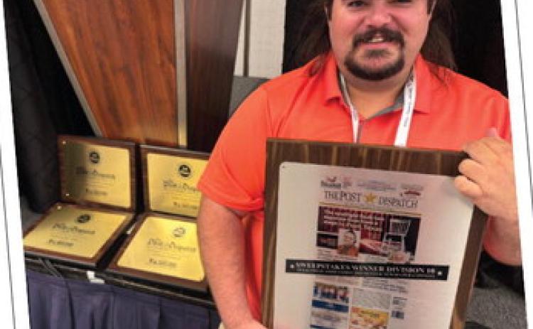 SWEEPSTAKES WINNER inDivision 10,thestate’ssmallestcirculation weeklynewspapers, wasThePostDispatch, afirstfortheGarzaCountynewspaper. Claiming thehonorsfortheDispatch wassportsjournalist RussMorris(above,attheawards luncheon inDallasJune20).Sweepstakes isawarded tothecompeting newspaper withthehighest scoreofpointswonthatyearinallcoverage categories.