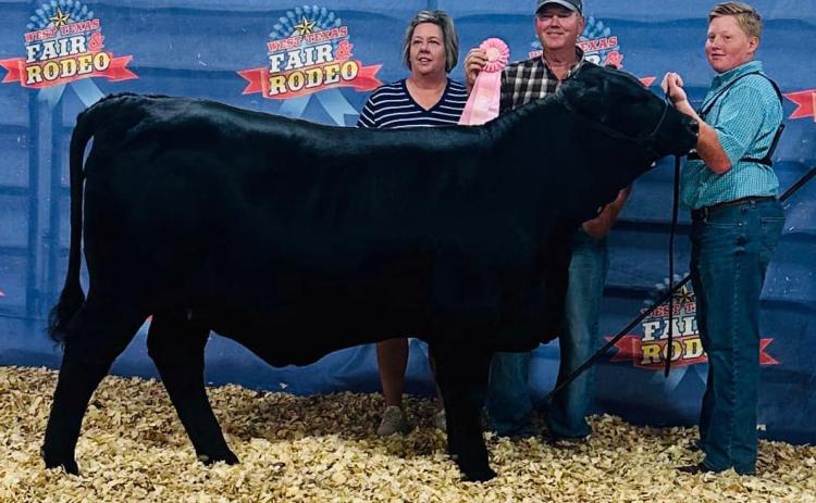 FIRSTTIME’S A CHARM DaxSaulmadeasplashwithhisdebutinto theshowcattleworld,winningReserveChampionARBheiferatthe WestTexas Fair in Abilene on Saturday, Sept. 6. | COURTESY PHOTO